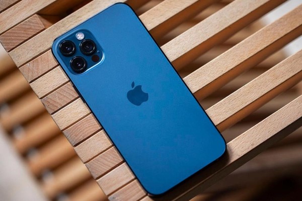 iPhone 12 Pro Max là một lựa chọn tuyệt vời với màu xanh dương độc đáo